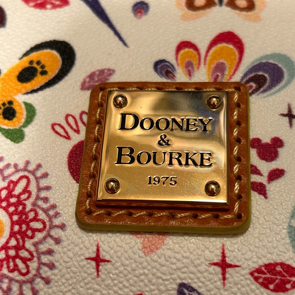 Dooney & Bourke *AP* 2019 EPCOT INTERNATIONAL FLOWER AND GARDEN FESTIVAL - Picture 4 of 16